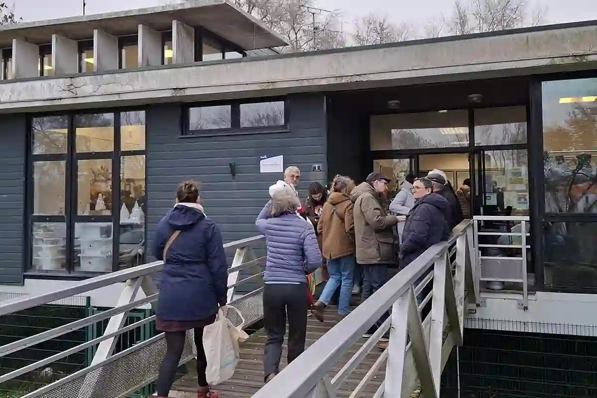 Le charme des Flâneries de Trentemoult : quand l'art rencontre la magie de Noël 1 Les visiteurs des Flâneries de Trentemoult