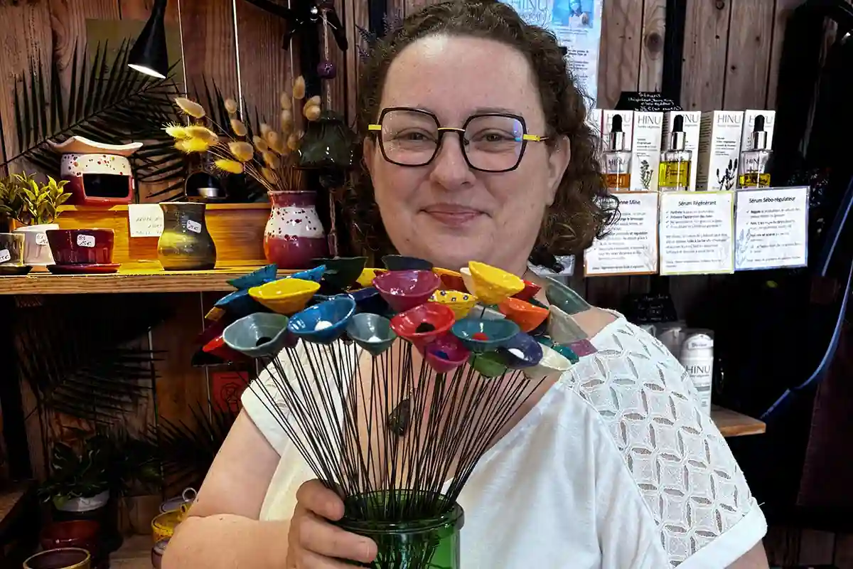 Aurélie Richard de Vague de Créateurs à Royan avec un gros bouquet de fleurs de Berniques