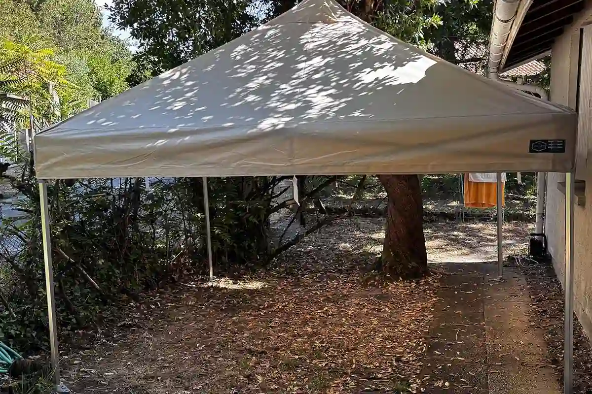 Des bourrasques de Mesquer à un barnum professionnel : l'histoire d'un investissement 3 Mise en place de la toile sur le nouveau barnum de l'atelier Berniques